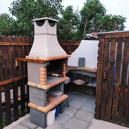 Lucia - La Lava Kır Evi *