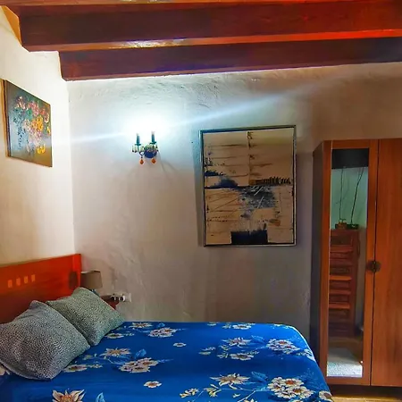 Lucia - La Lava Kır Evi Mácher