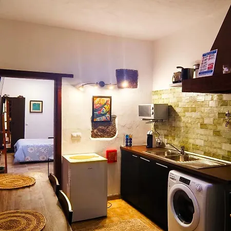 Lucia - La Lava Kır Evi *